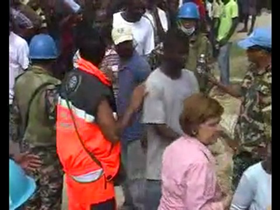 İHH Haiti'de yardım dağıtıyor