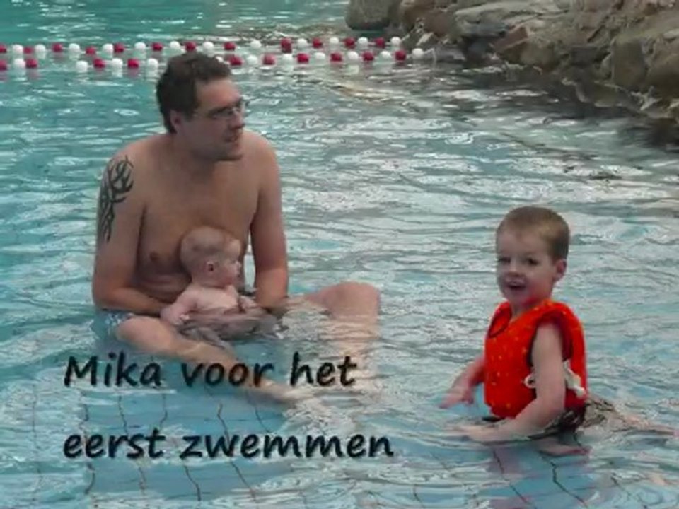 Mika voor het eerst zwemmen