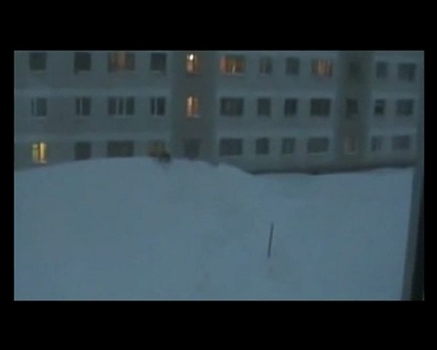 Nowa zabawa Rumunów - Skoki z dachu