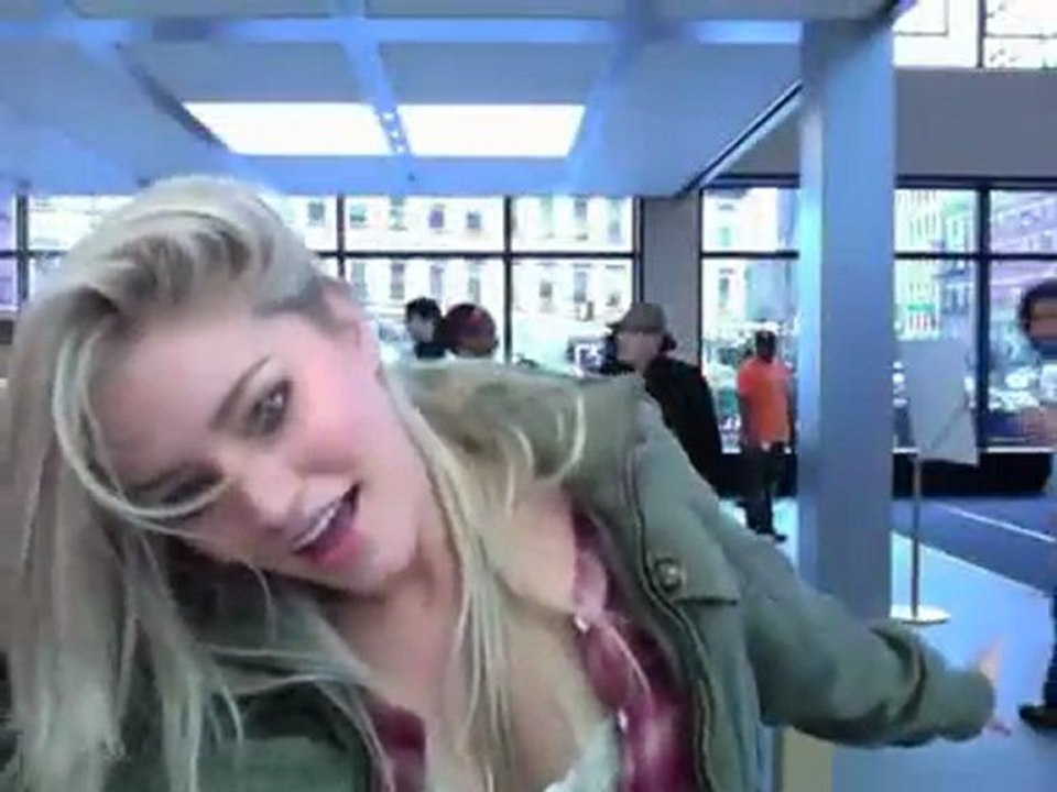 Blonde danse au Applestore