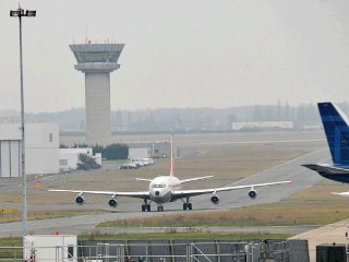 Le Boeing 707 de John Travolta N707JT se pose au Bourget