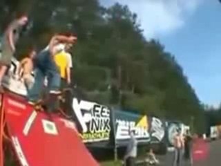 Elle fait un faceplant en skate
