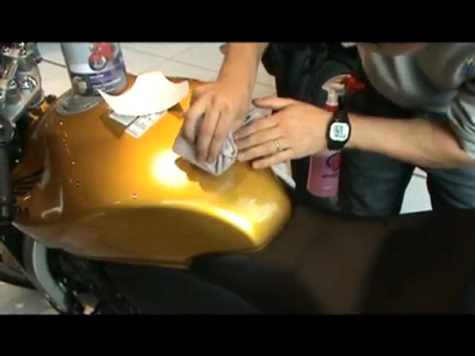 Clear-protect : Pose d'une protection de réservoir moto