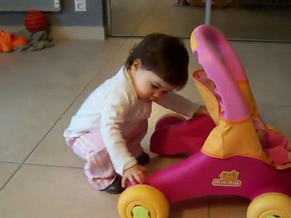 Lola promene sa poupée