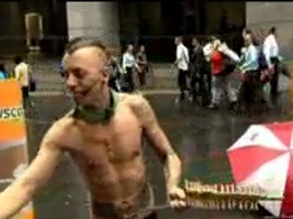 Guinness dei primati: ingoia 18 spade