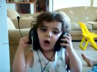 Video - Sevimli Türkücü Kız Çocuğu - Vidivodo