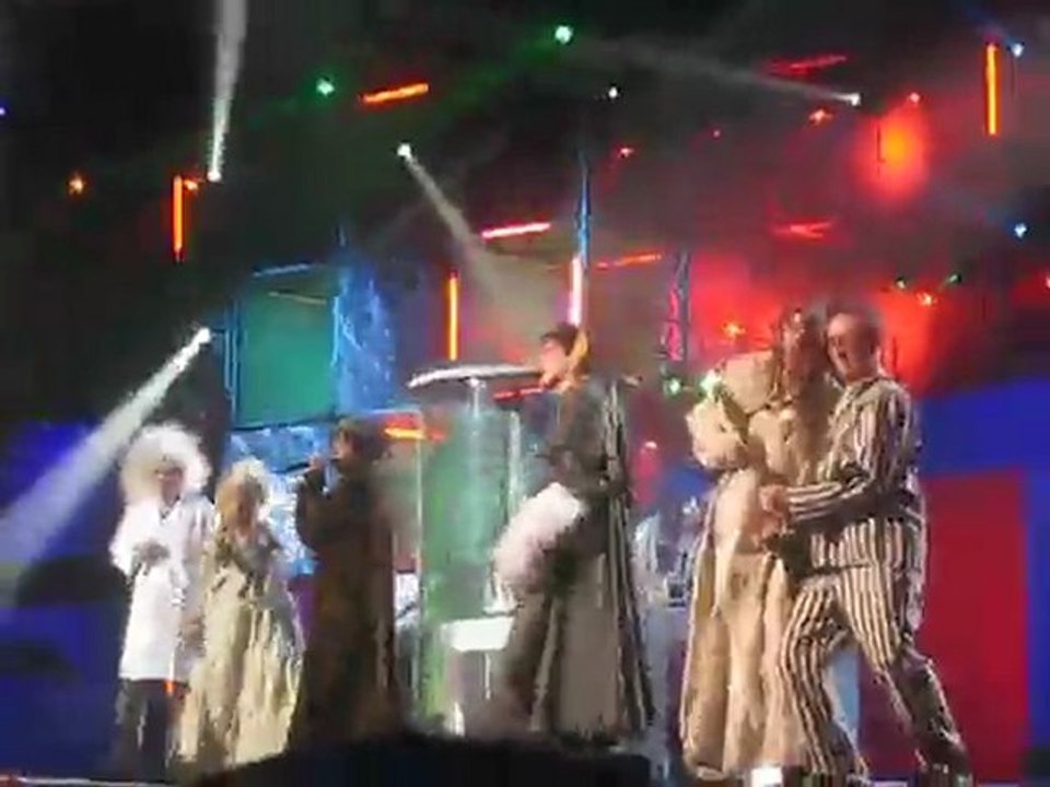 Les Enfoirés 2010 - Show must go on