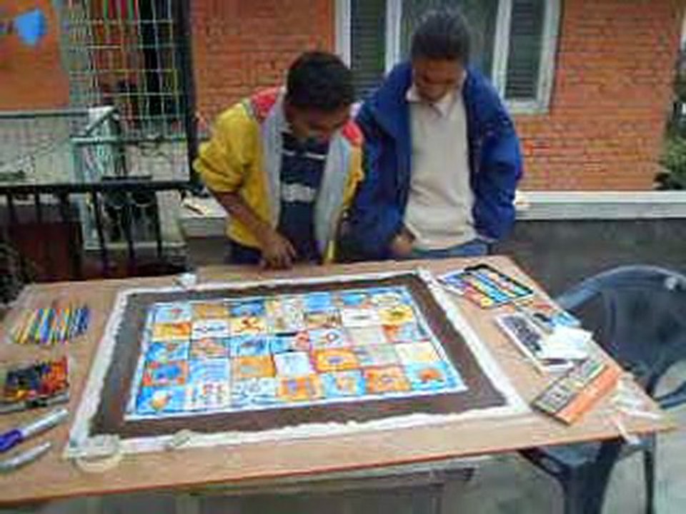 Les critiques d' art Suku et Diness avec un tableau de Chéni