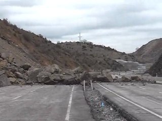 BİLECİK BAŞBAKANIN AÇTIĞI YOLU HEYELAN KAPADI