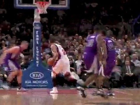 Jared Jeffries finds David Lee with the beautiful dish.