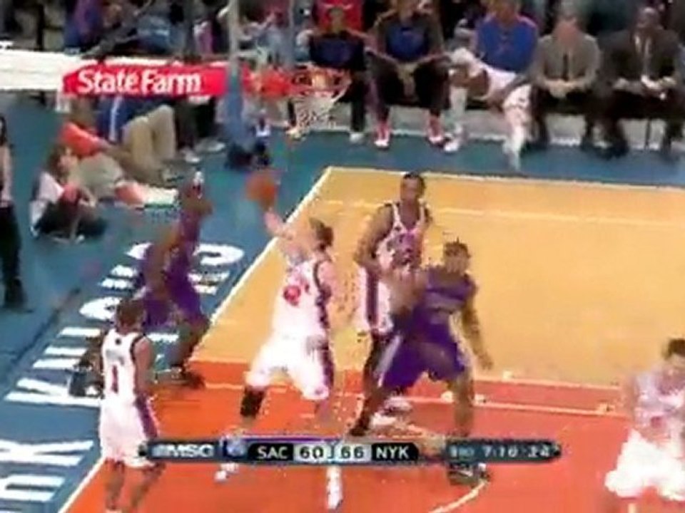 Tyreke Evans spins through the lane and knocks down the shot