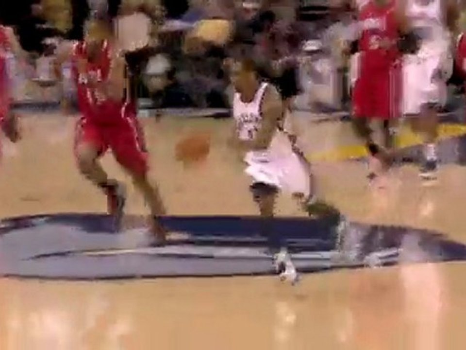 Mike Conley throws the alley-oop to Rudy Gay who goes way ab