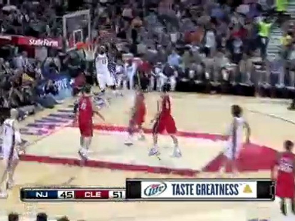 Daniel Gibson throws a pass from halfcourt to LeBron James f