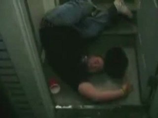 Tuffo di testa dalle scale