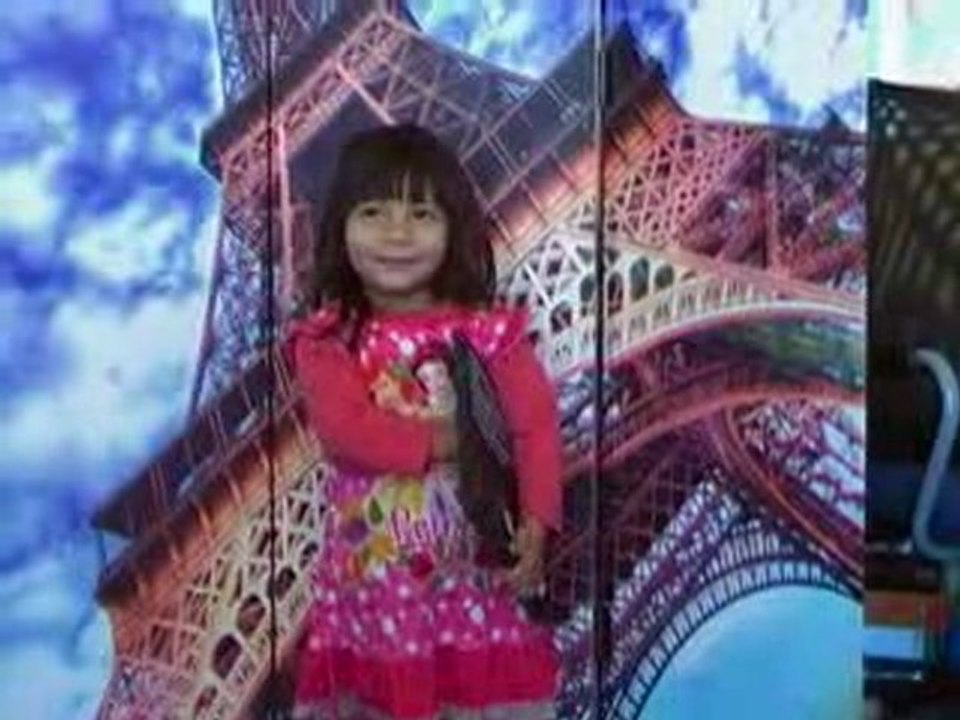 Marianne "petit papa Noel " en play back chanson père Noel