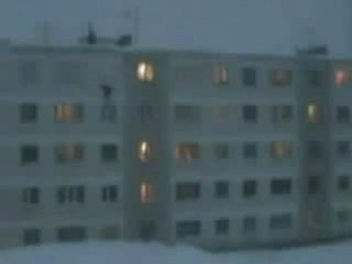 Si Tuffano Nel Vuoto Dal 5° Piano Del Palazzo