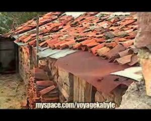 les anciennes maisons du village d'aït aicha en algérie