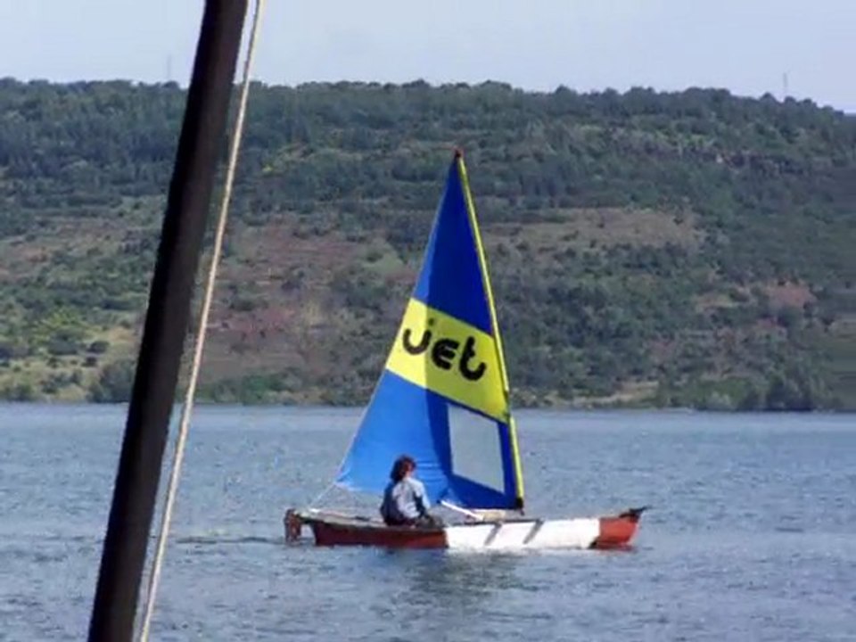 canoë transformé en trimaran à voile