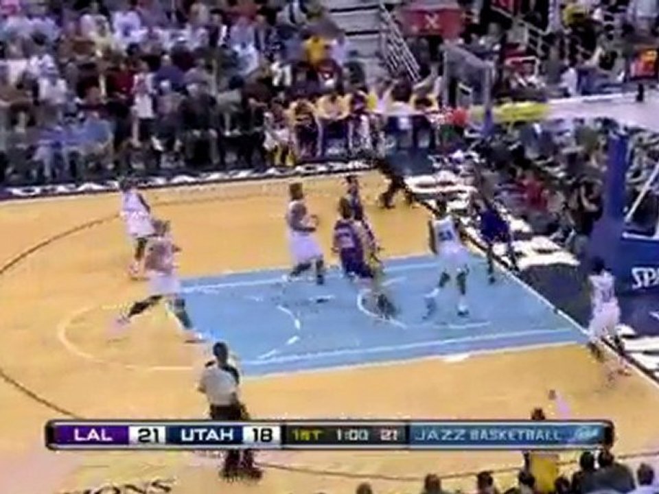 Shannon Brown throws down a one-handed slam off the feed fro
