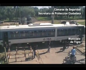 Crash train et voiture évité de justesse grace à un homme