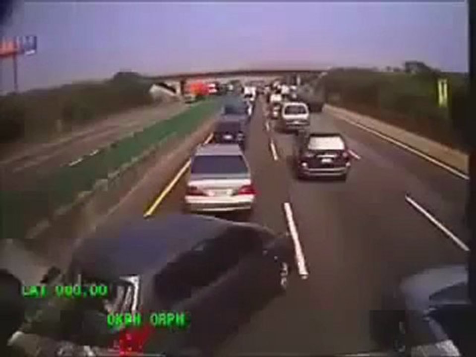 Un bus défonce une dizaine de voitures