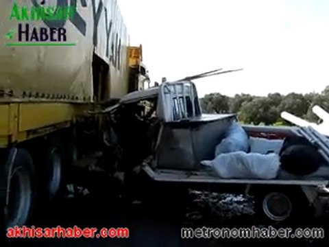 Akhisar da 2 trafik kazası 1 ölü 3 yaralı