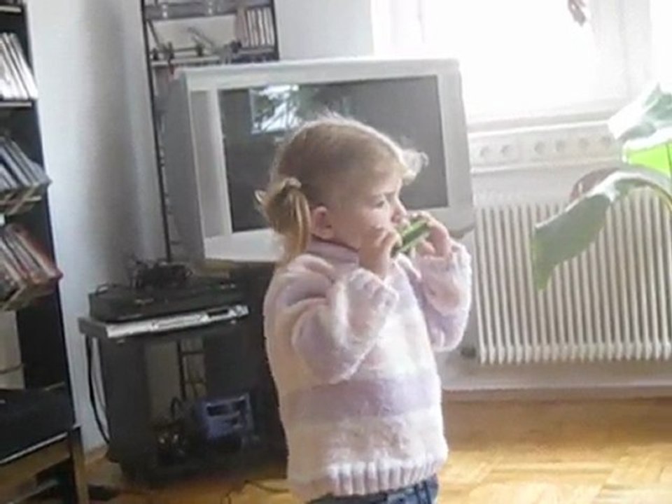 Lea joue de l'harmonica oct 2009