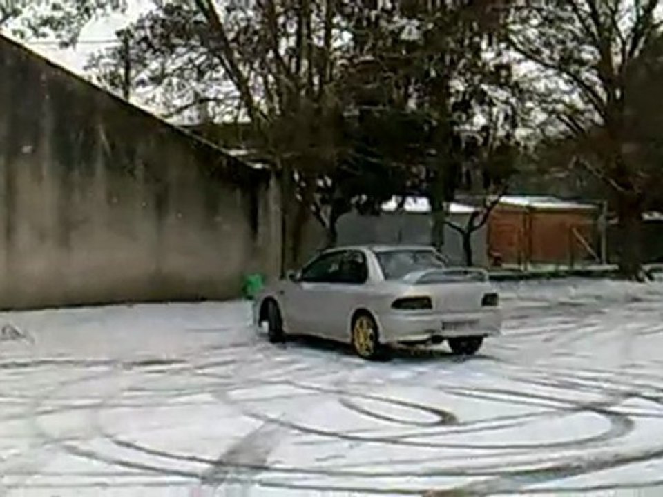 subaru gt  glissade sur parking