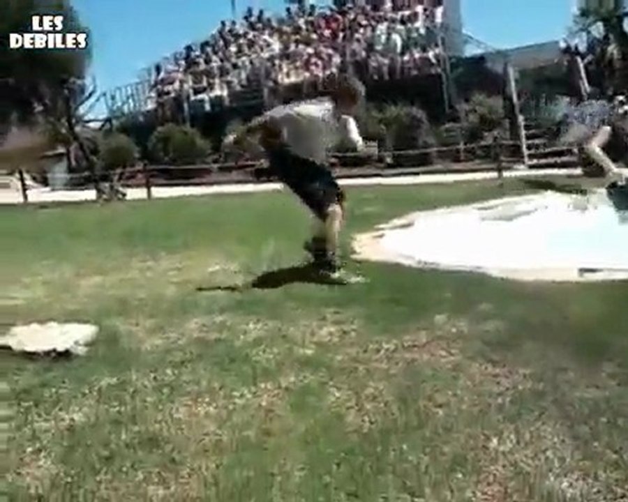 Un oiseau attaque une blonde