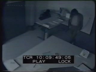 Un homme qui aime les chaussures de sa collègue