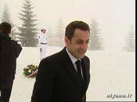 Dépôt de gerbe sur la tombe de Tom MOREL