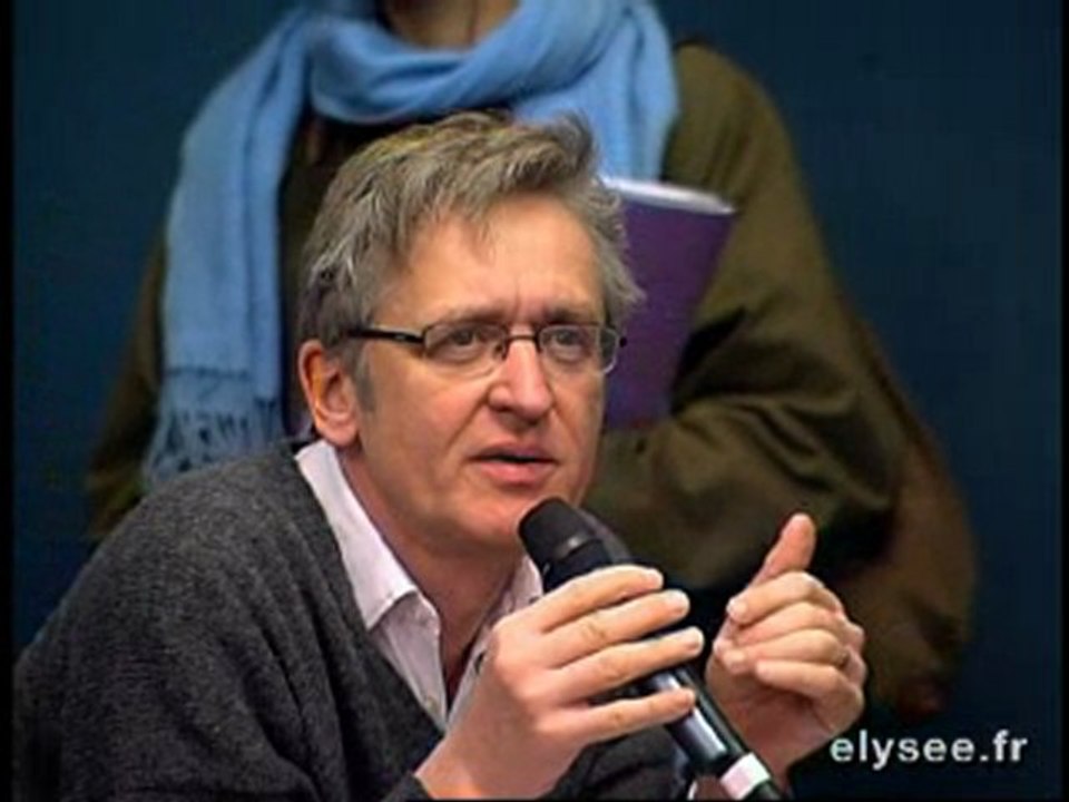 Luc CHATEL répond aux journalistes français et étrangers