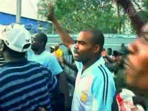Гаитяне требуют крова над головой