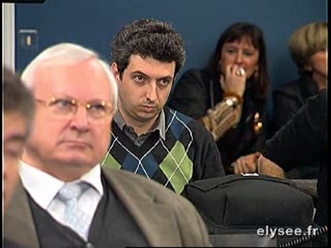 Luc CHATEL répond aux journalistes français et étrangers