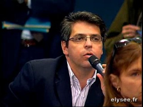 Luc CHATEL répond aux journalistes français et étrangers