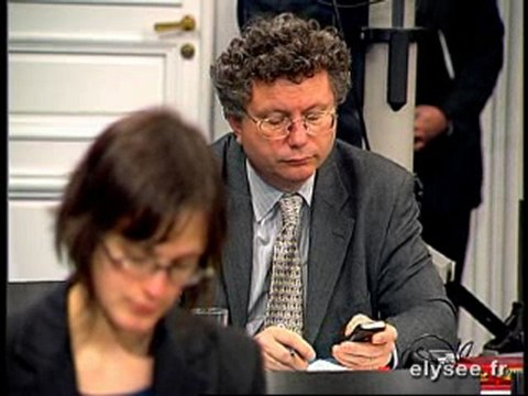 Luc CHATEL répond aux journalistes français et étrangers