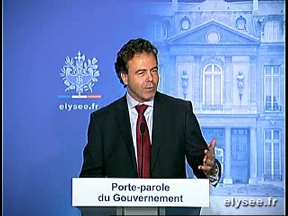 Luc CHATEL répond aux journalistes français et étrangers