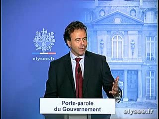 Luc CHATEL répond aux journalistes français et étrangers