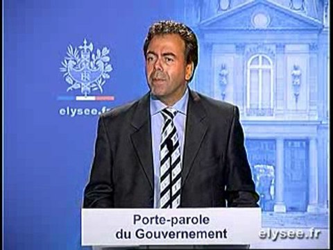 Luc CHATEL répond aux journalistes français et étrangers