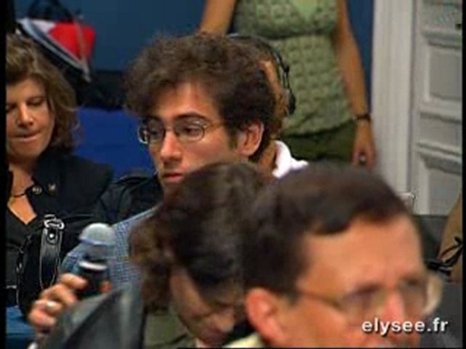 Luc CHATEL répond aux journalistes français et étrangers