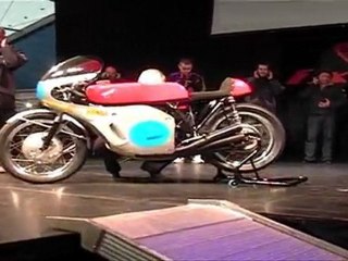 le bruit de la HONDA 6 au salon de la moto de villefranche