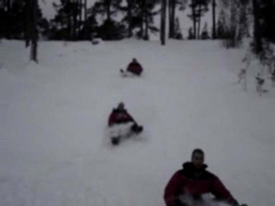 Daniel fait une descente en luge