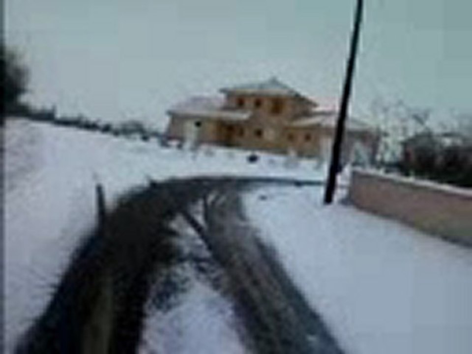 Marche au petit matin dans la neige