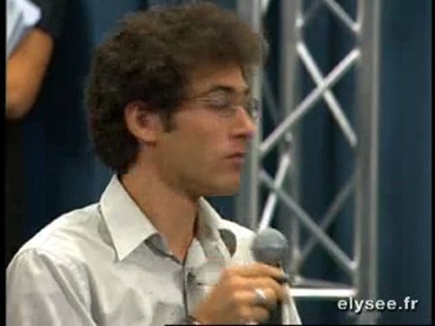 Luc CHATEL répond aux journalistes français et étrangers