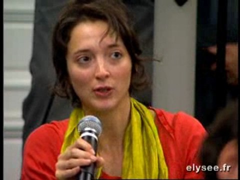 Luc CHATEL répond aux journalistes français et étrangers