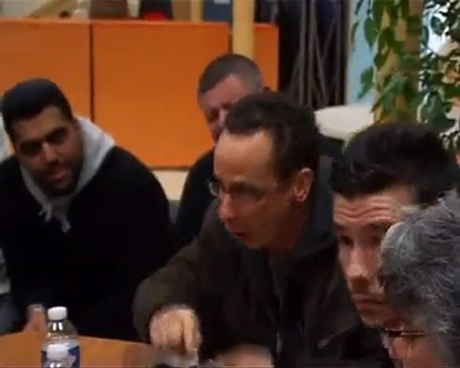 La candidate voilée du NPA craque