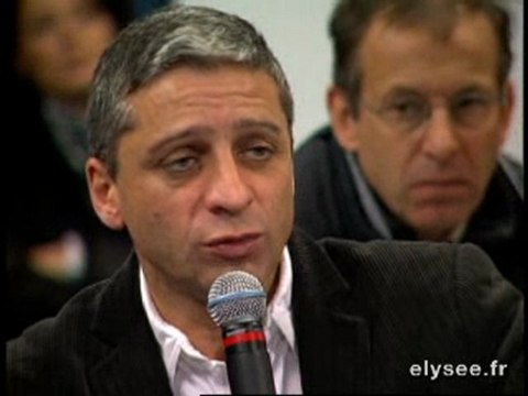 Luc CHATEL répond aux journalistes français et étrangers