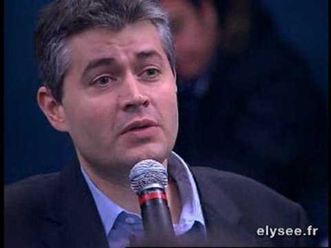 Luc CHATEL répond aux journalistes français et étrangers
