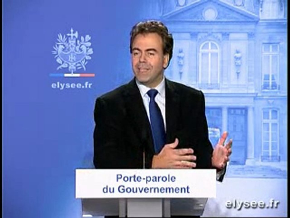 Luc CHATEL répond aux journalistes français et étrangers