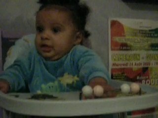 bb sur sa chaise haute